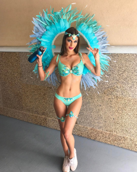Iris Mittenaere ultra sexy au Carnaval des îles Caïmans