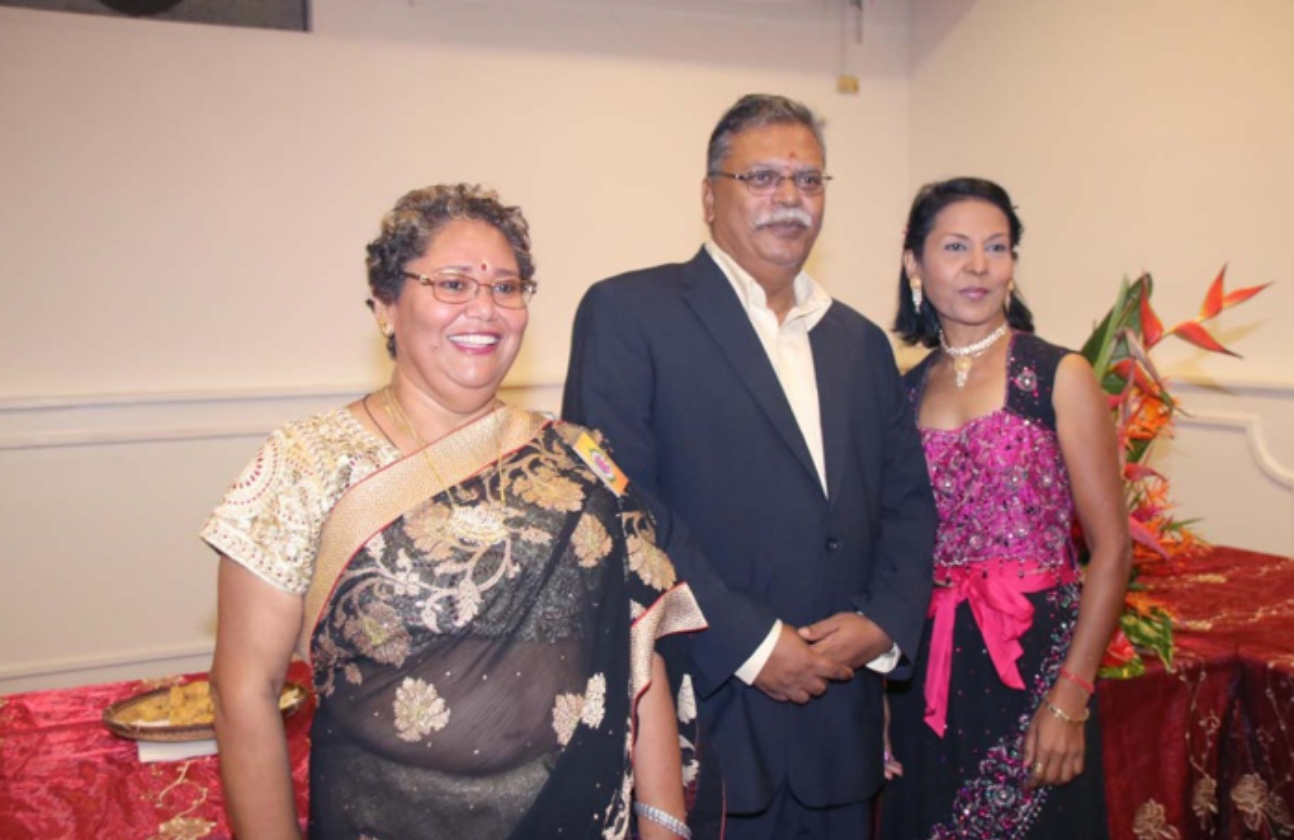 Selvam Chanemougame avec Nathalie Poungavanom Irissin, et une invitée
