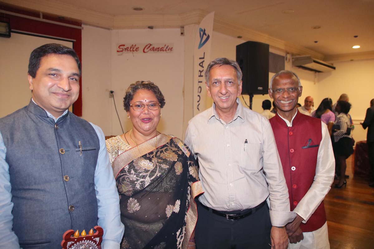 Sanjeev Kumar, la secrétaire de Tamij Sangam, Aziz Patel, et Gérard Aho