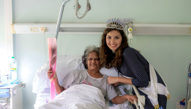 Miss Réunion visite les personnes âgées malades de l'USLD
