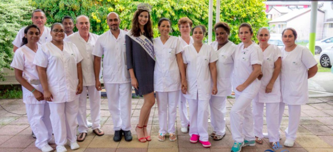 Miss Réunion visite les personnes âgées malades de l'USLD