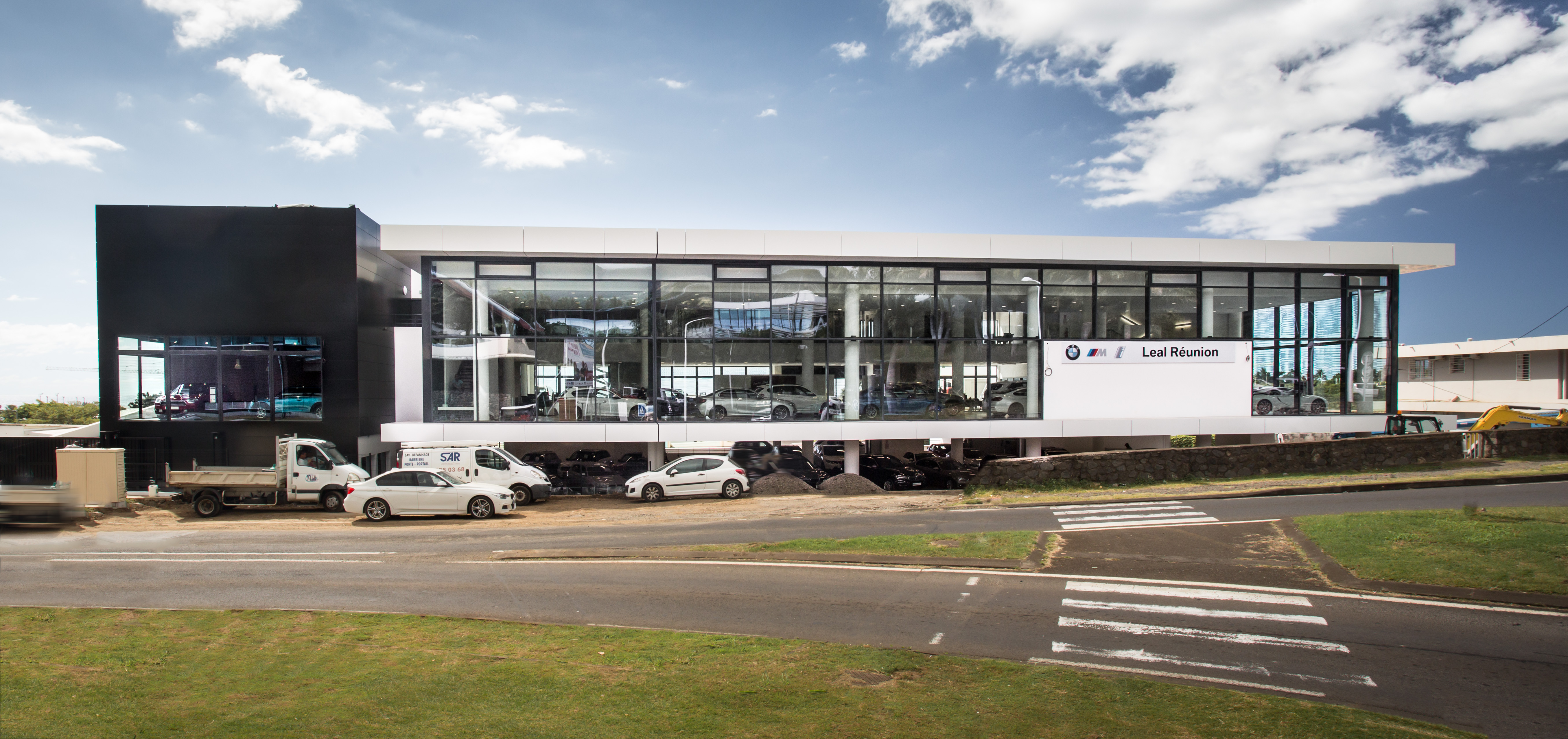 La concession est située au rond-point de la Rivière des Pluies du Boulevard Sud, proche de l'aéroport