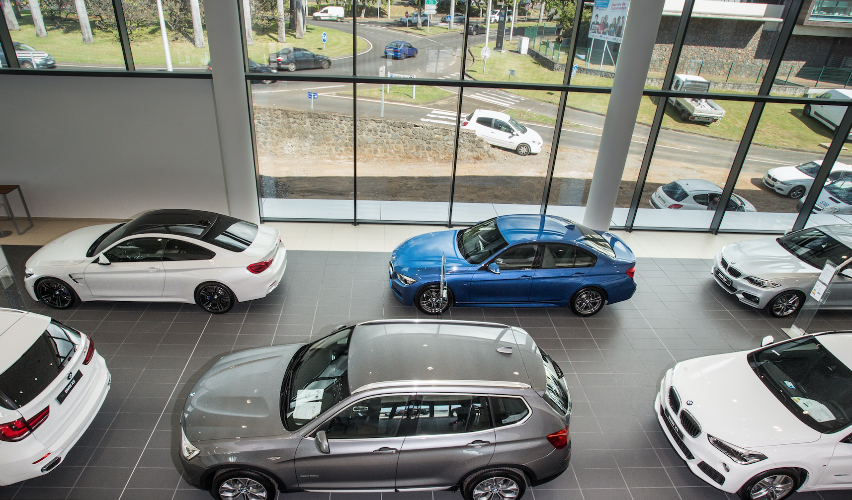 Le show-room d'exposition de BMW peut contenir 12 véhicules