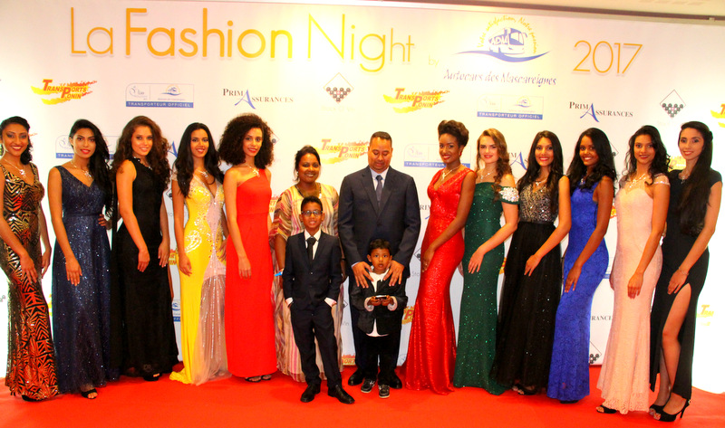 Les candidates Miss Réunion 2017 rassemblées autour de Jean-Louis Moutoussamy et de sa famille