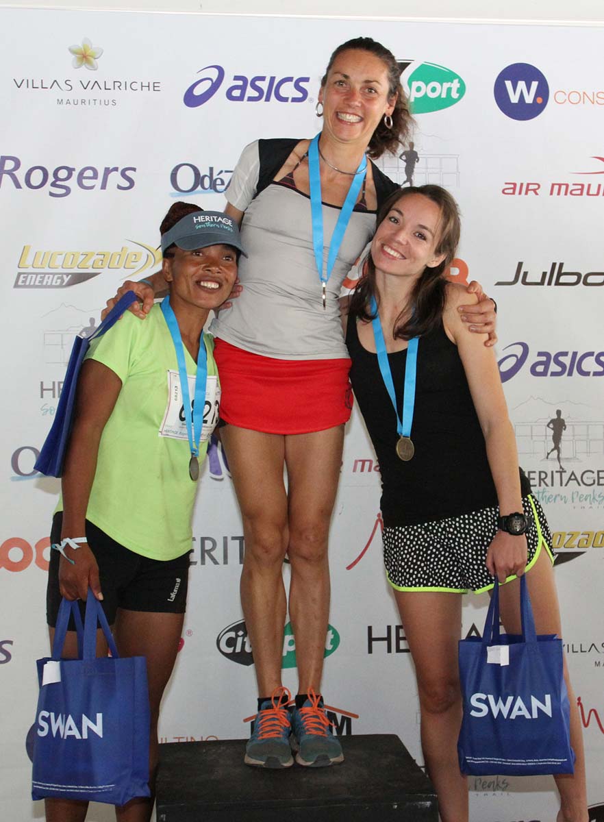 Claire Nedellec sur la plus haute marche du podium des 42km