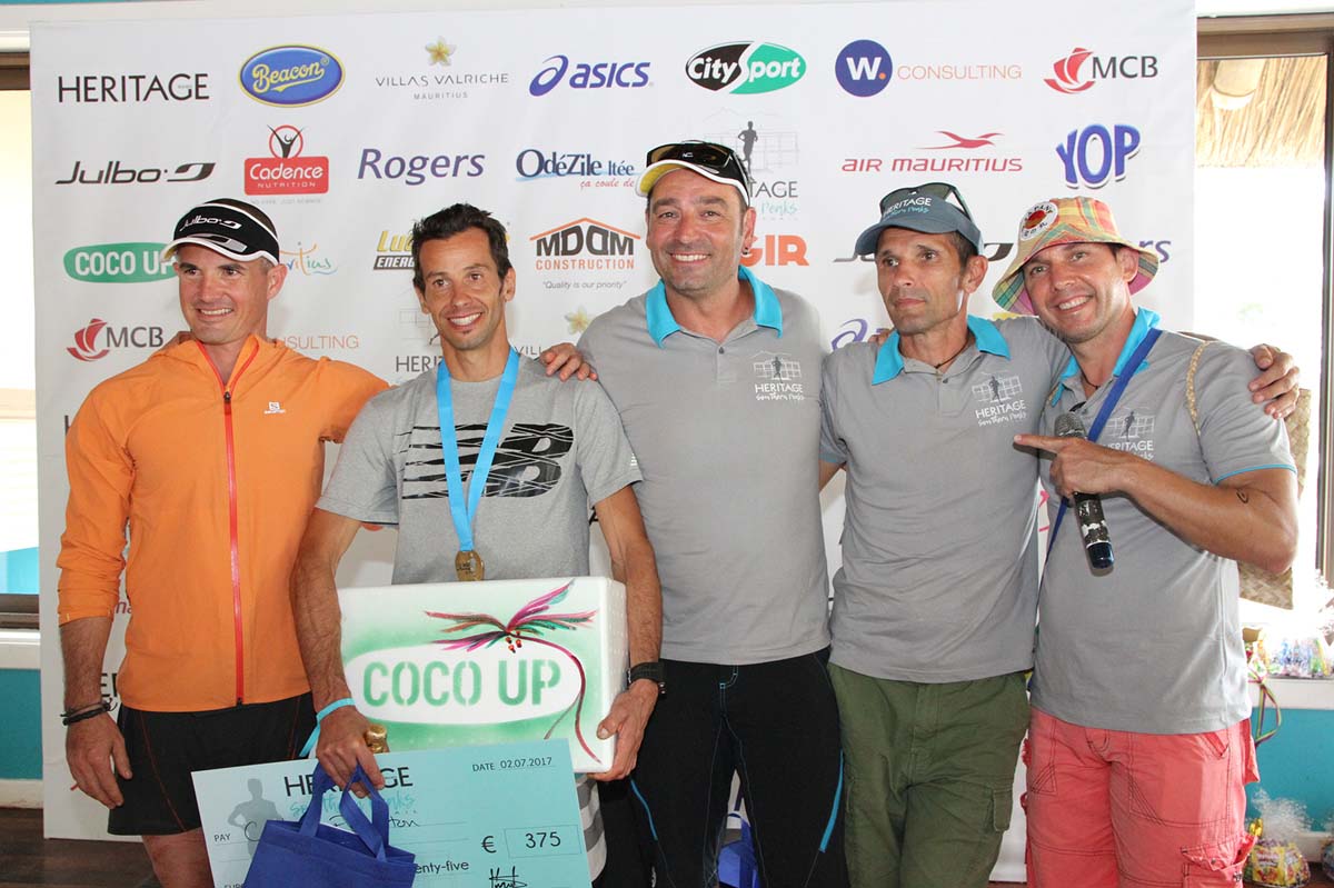 Les principaux acteurs au niveau de l’organisation du Trail Heritage: Simon Desveaux, Ludovic Collet, Eric Lacroix et Jérôme Désiré, qui félicitent le grand vainqueur de la journée, Cédric Flereuton