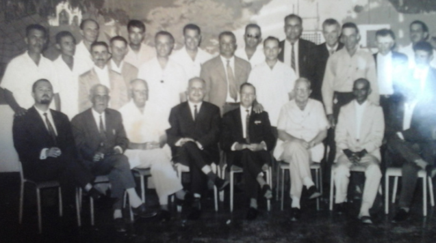 Le truculent Théophile Hoareau , qui savait si bien mettre une surprenante gaieté dans les fêtes foraines à Saint-Louis. Ici entouré de son conseil municipal. A sa droite, Marc Rivière, spécialiste "pointu de Bourbon" récemment disparu.