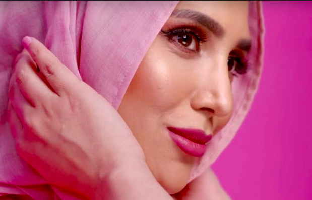Le premier mannequin voilée l'Oréal se retire après ses tweets polémiques