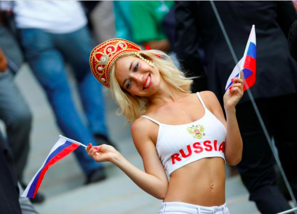 La supportrice russe qui fait le buzz aime poser court vêtue