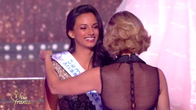 Photo: Capture TF1/ Miss Réunion, au moment où elle reçoit son écharpe de 3ème dauphine des mains de Sylvie Tellier