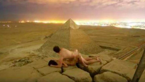 Scandale : Un couple filme ses ébats sur la pyramide de Khufu