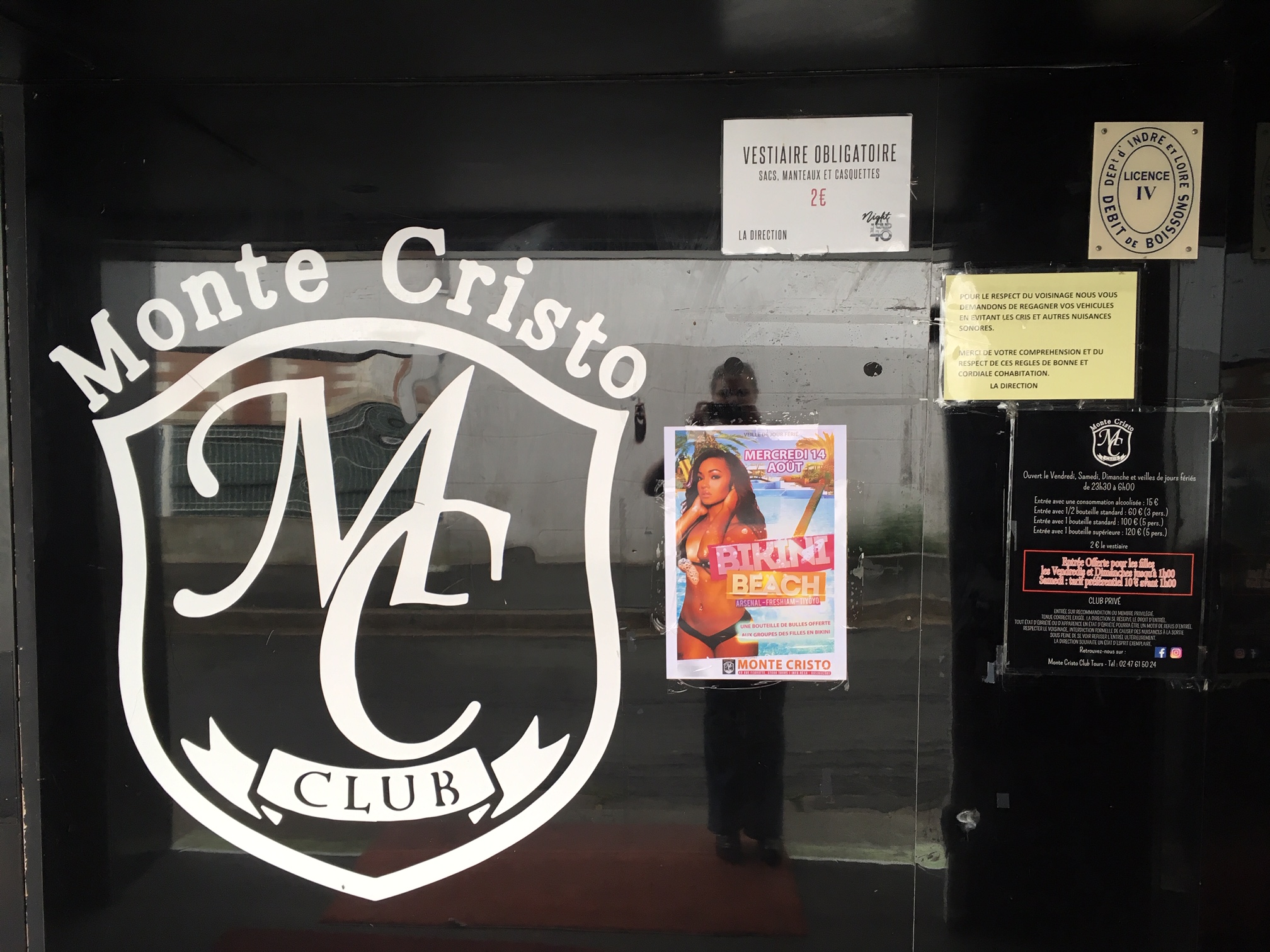 Une nouvelle soirée de la honte: bikini contre alcool !