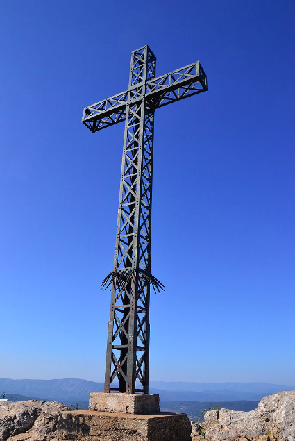 Christianophobie: une croix de 900kgs découpée au chalumeau