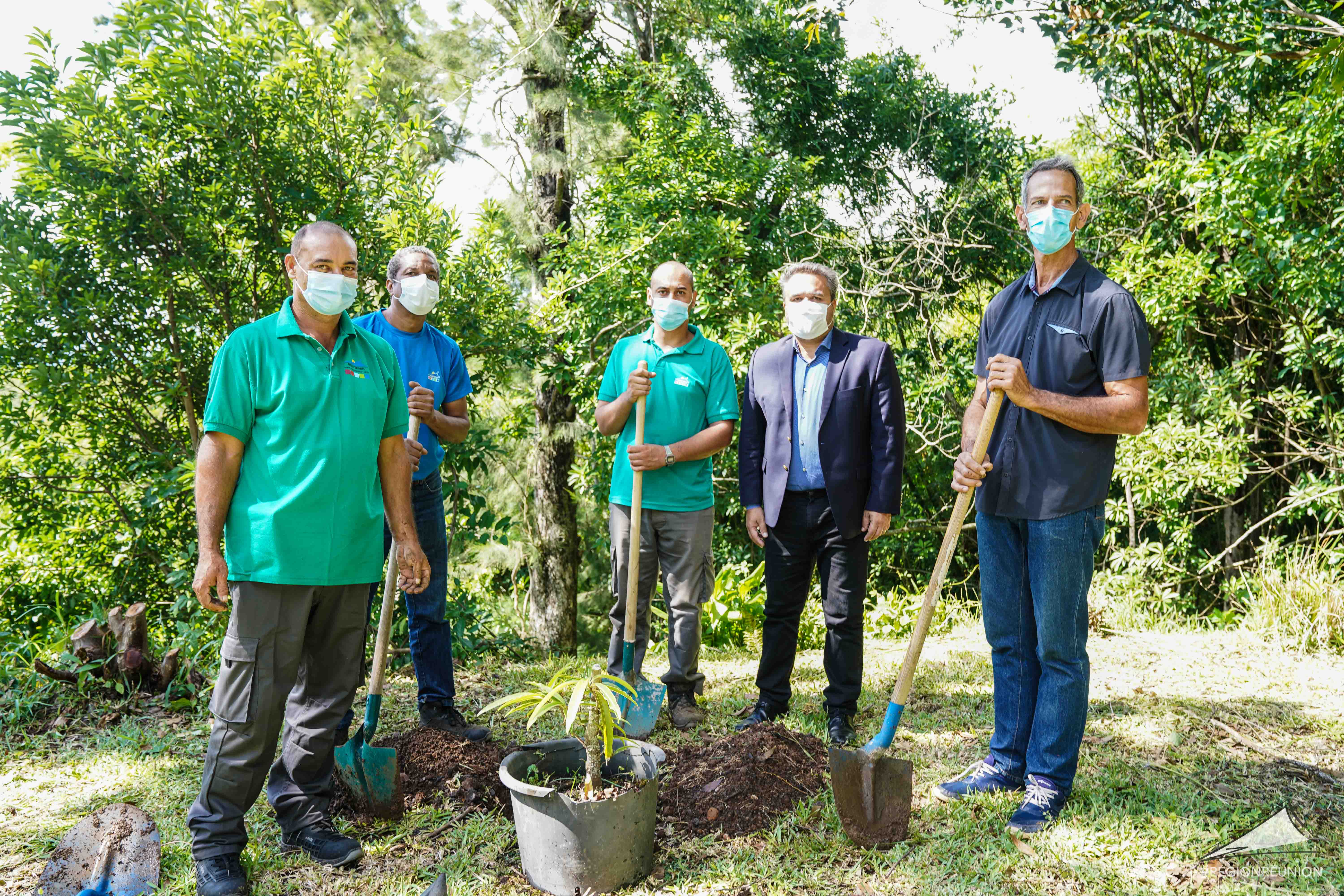 Didier ROBERT signe avec le Parc National une convention pour biodiversité à La Réunion