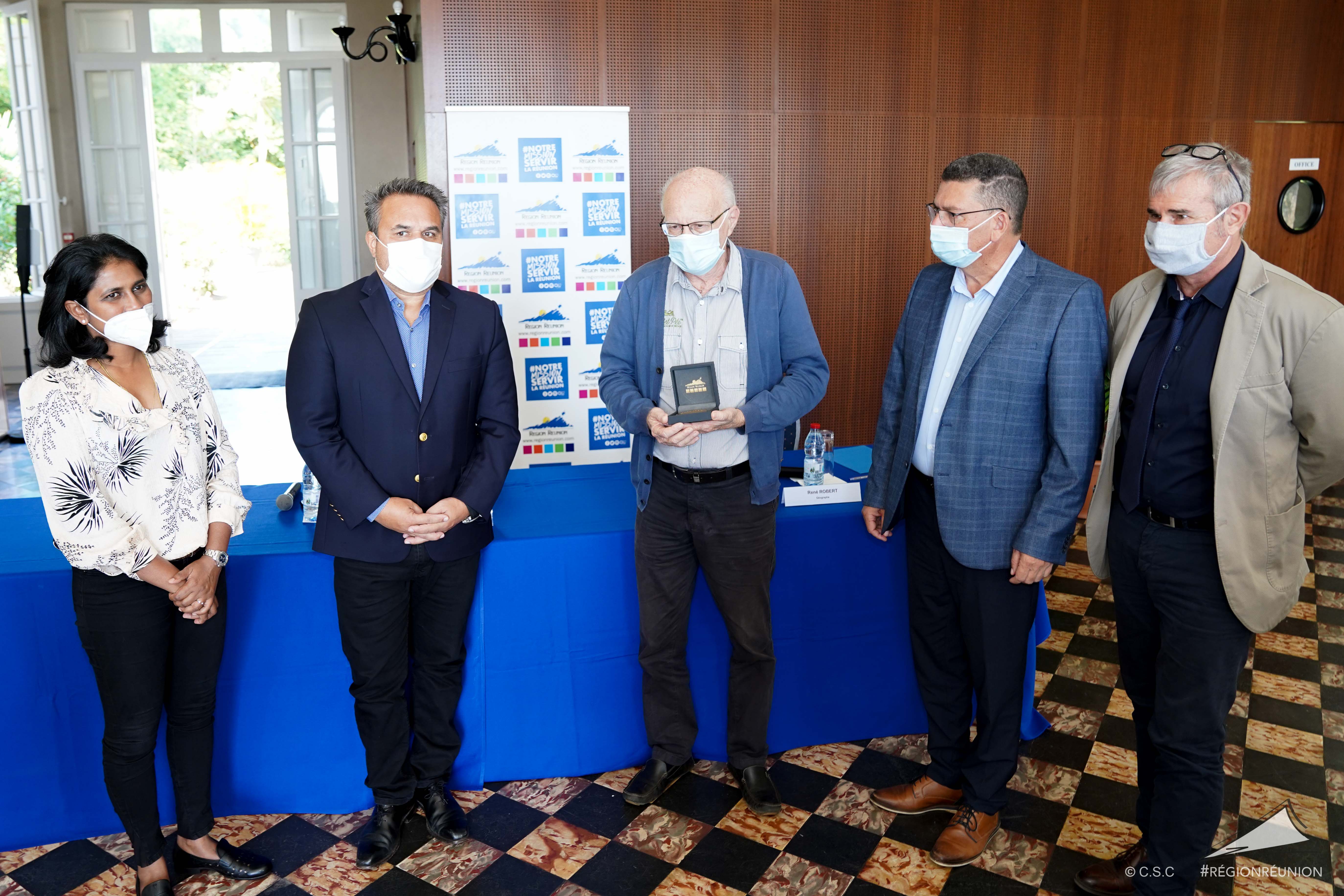 Didier ROBERT signe avec le Parc National une convention pour biodiversité à La Réunion