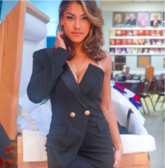 Scandale : elle poste des selfies devant le cercueil de son père