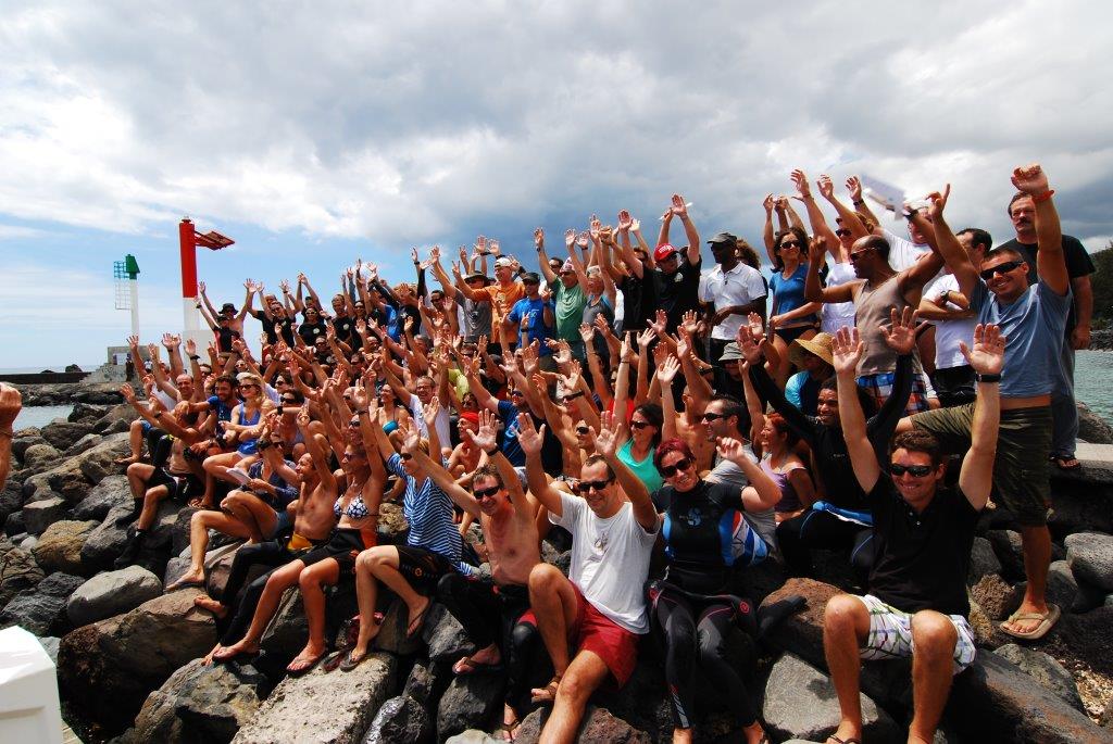 Record de chaîne humaine sous l'eau!