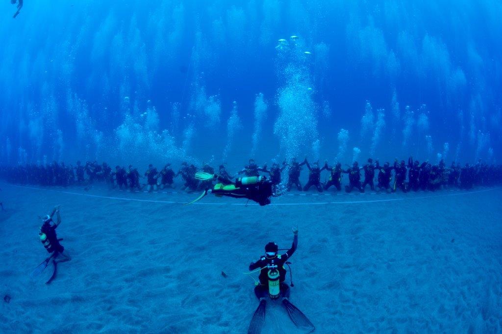 Record de chaîne humaine sous l'eau!