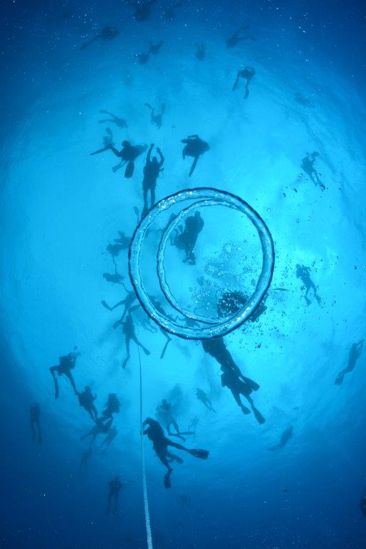 Record de chaîne humaine sous l'eau!