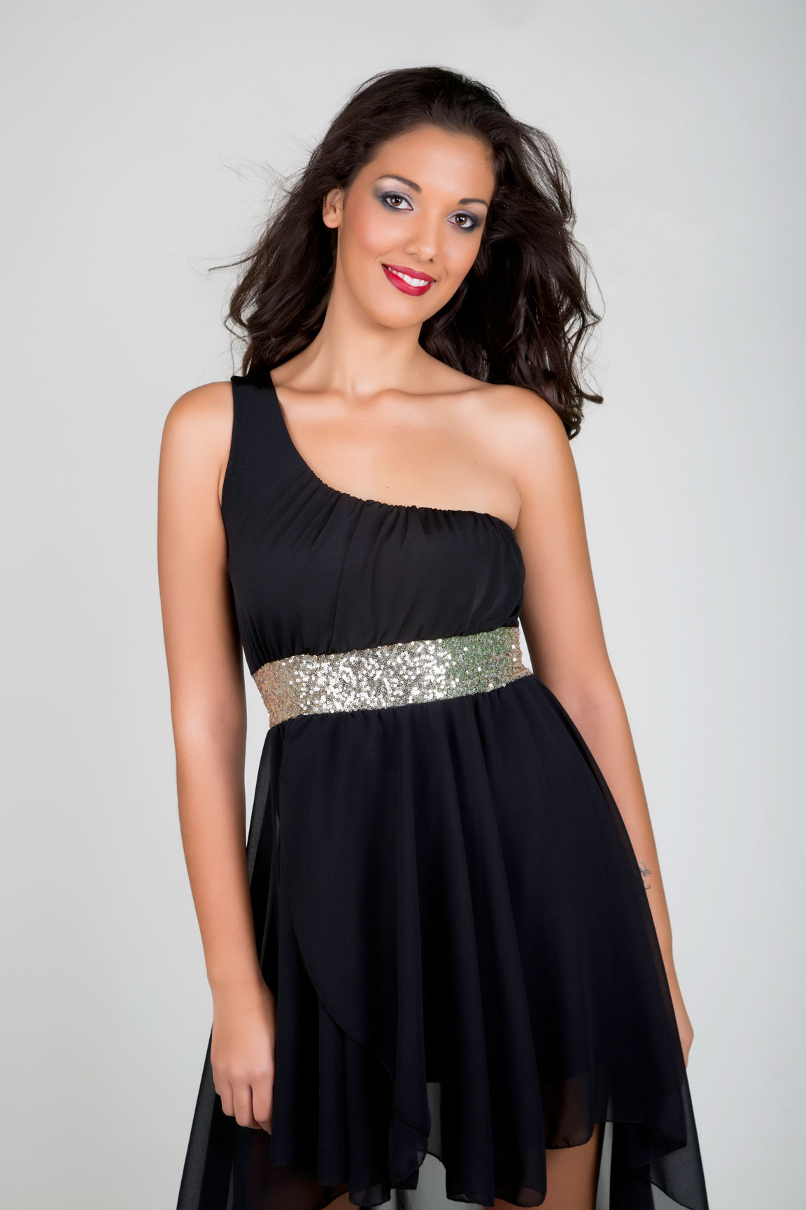 Elle ne passe pas inaperçue,  elle a une jolie tête et un beau corps… Photos Patrick Imanatze Studio Télé Kréol Coiffure et maquillage: Kryolan