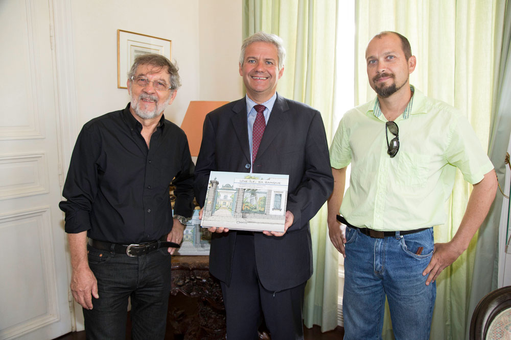 Daniel Vaxelaire présente son nouveau livre, en compagnie  de Bernard Frémont, directeur général de La Banque de La Réunion, et d’Olivier Giraud, l’illustrateur