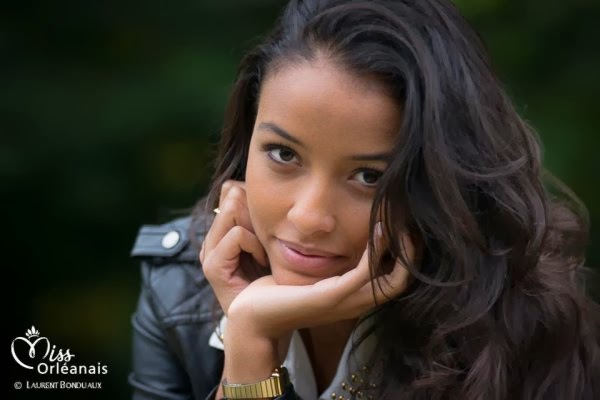 Tout le monde s’accorde à dire qu’elle ressemble  à Sonia Rolland, mais elle s’appelle bien  Flora Coquerel et va s’imposer comme telle…