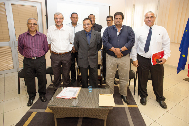 Ibrahim Patel, le président de la CCIR, avec quelques élus de son équipe. Au 1er rang, Vally Bagasse, président commission commerce non alimentaire, Yves-Claude Hoarau, 1er vice-président, Andy Hudson, président commission BTP, Patrick Honorine, directeur général CCI Réunion.  Au 2ème rang, Jean-Pierrick Robert, président commission formation, Joël Mongin, président commission aéroport, Jean-Bernard Caroupaye, président commission transport