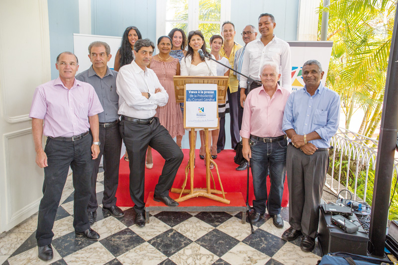 Nassimah Dindar entourée des principaux élus du Conseil Général. Serge Hoarau, conseiller général, Philippe Leconstant, vice-président, Bachil Valy, vice-président,  Michele Caniguy, conseillère générale, Jacqueline Silotia, conseillère générale,  Pascaline Chereau-Nemazine, conseillère générale, Isabelle Poudroux, conseillère générale,  Pierre Vergés, vice-président, Bruno Mamindy Pajany, conseiller général, Daniel Alamelou, vice-président, Emmanuel Hoarau, conseiller général, et Joseph Sinimalé, conseiller général