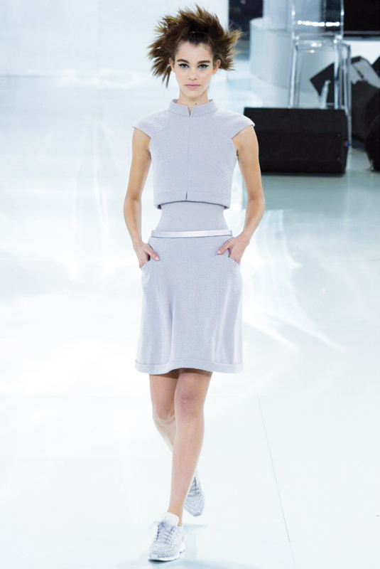 En Chanel, Pauline affichait un look plus sauvage.  Sa finesse et sa classe           explosaient en Karl Lagerfeld, à en faire pâlir une Cara Delevingne