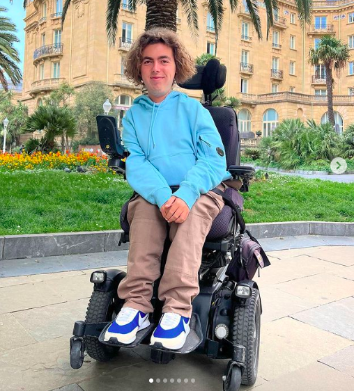 Arthur Baucheron, la star des réseaux sociaux qui dédramatise son handicap
