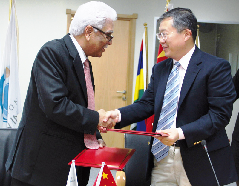 Li Li, ambassadeur de la République Populaire de Chine, et Jean-Claude de l’Estrac, secrétaire général de la COI