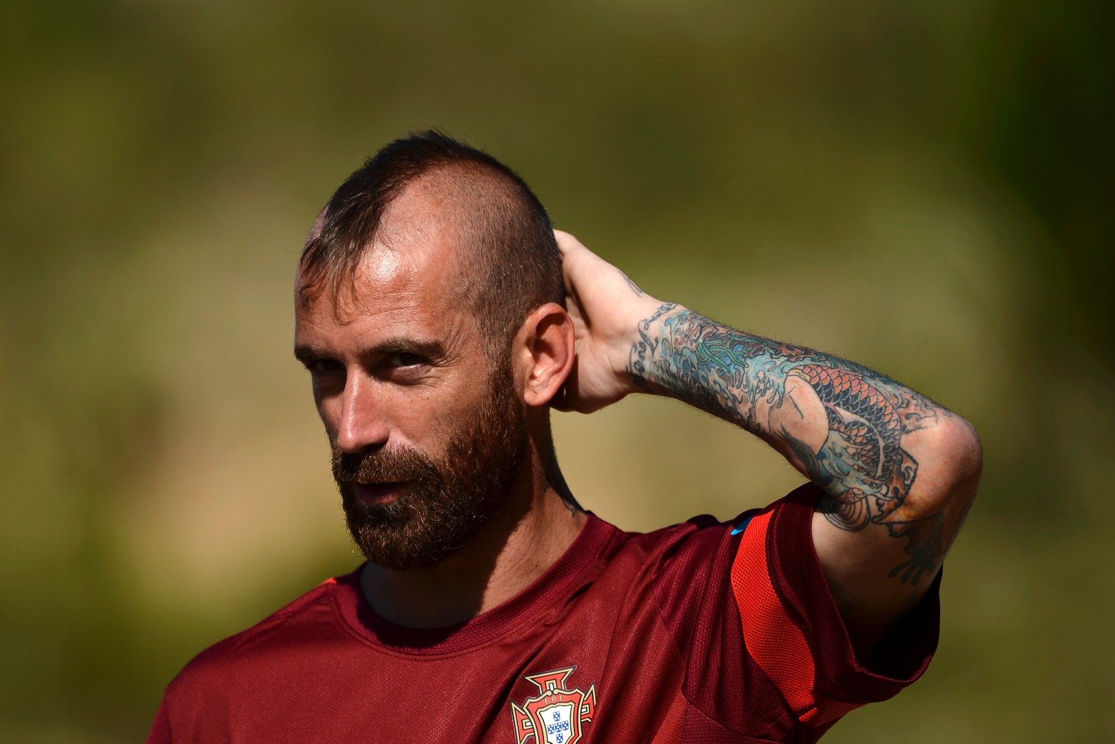 Le joueur portugais Raul Meireles tente lui aussi la crète sur cheveux rasés sur les côtés... mais pas le même résultat quand la calvitie pointe le bout de son nez.