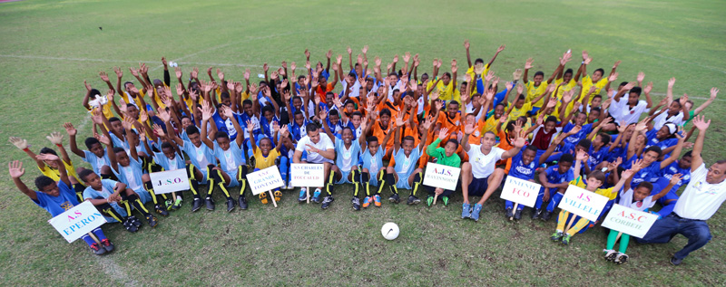 L'Association 1000 Sourires a permis à plus d'une centaine de petits footballeurs saint-paulois de fouler la mythique pelouse du Stade Olympique et de jouer en compagnie des pros Jérémy Morel et Guillaume Hoarau.