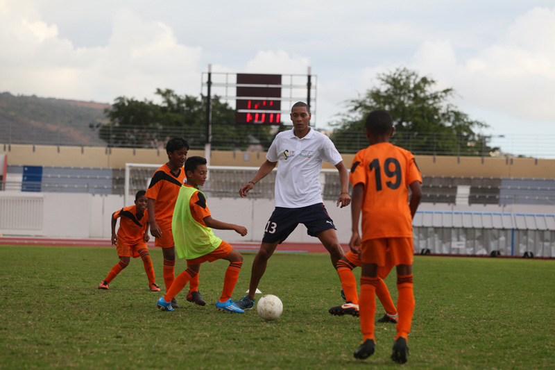 Présent au lancement de l'opération " Foot en VIM  » il y a six ans, Guillaume Hoarau a pris beaucoup de plaisir à participer  à la 152e action de 1000 Sourires.