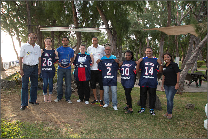 Accompagné de l'humoriste Marie-Alice Sinaman, marraine de l'association, pour la remise des cadeaux du grand jeu de 1000 Sourires, Guillaume Hoarau a de nouveau comblé en tant que parrain. Christophe Jallet, parrain de l'opération "S'envoler vers le Rêve... à Paris" a réservé quelques jolis lots pour le grand jeu 1000 Sourires. Le champion de France de Ligue 1 régale toujours...