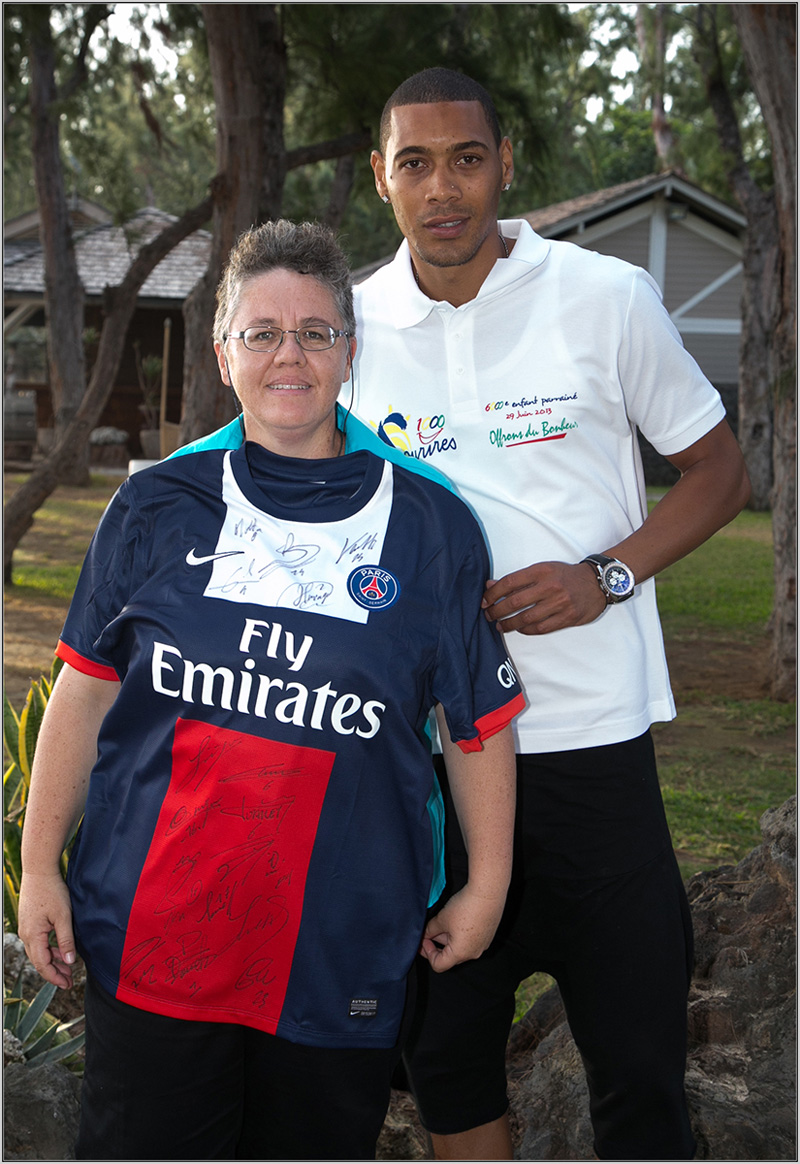 Venue de Cilaos, Catherine Fontaine est repartie ravie du Lux * Ile de la Réunion avec le maillot dédicacé par toute l'équipe du PSG.