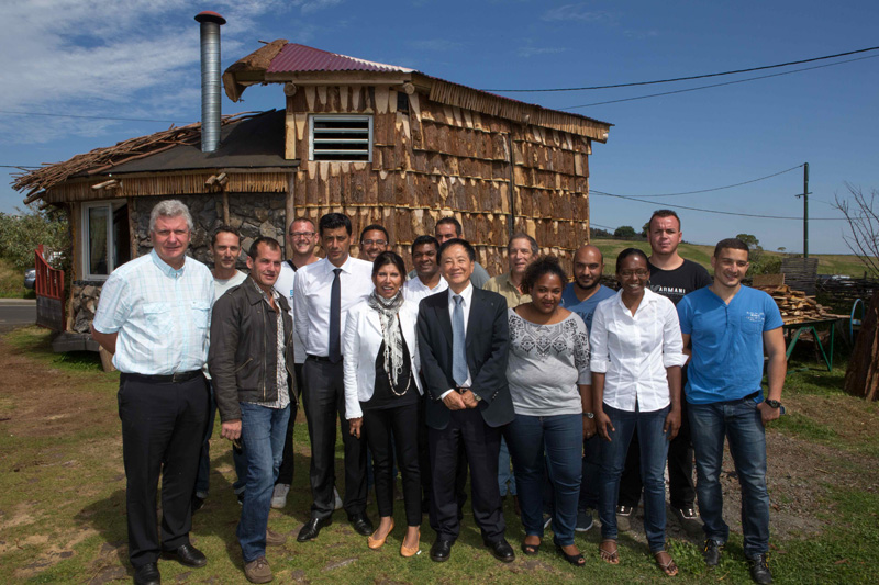 Les élus devant cette réalisation faite avec du matériau bois local de goyavier