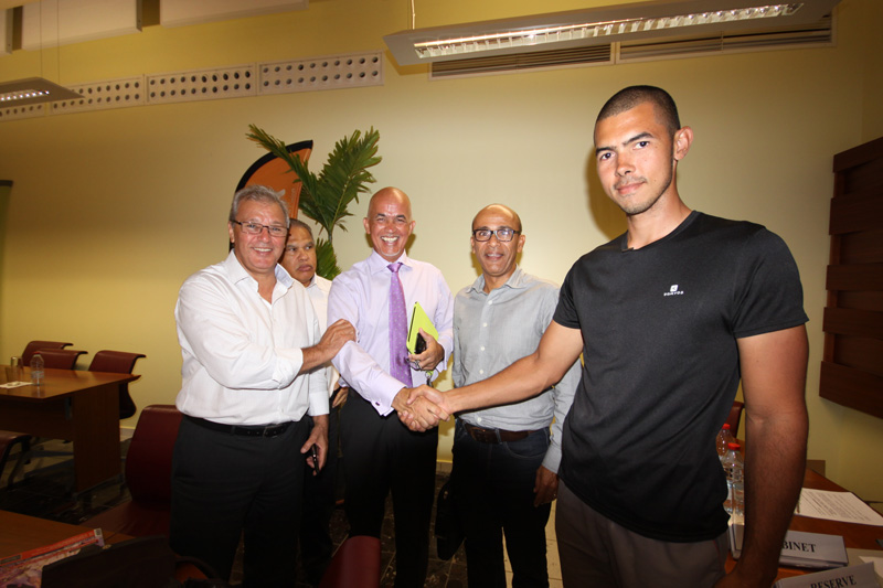 Gérald Maillot, avec les félicitations du fils Anthony à son père. On reconnaît les vice-présidents Maurice Gironcel, Yves Ferrière et  Philippe Naillet