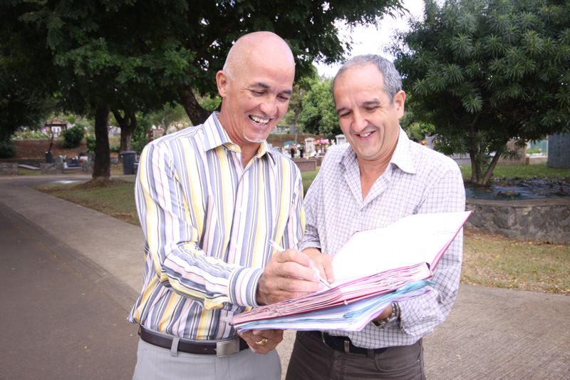 Première visite de terrain au cimetière de Bois-Rouge au lendemain de son élection à l'occasion de la présentation des travaux d'extension et première signature officielle