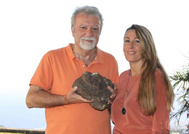 Aude Lejeune avec Michel Alméra qui tient dans ses mains le Cœur d'Uruguay