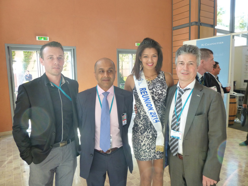 Abdulla Lala, past président de l'Ordre des Experts Comptables de La Réunion, à la droite de Miss Réunion, entouré de deux collègues réunionnais
