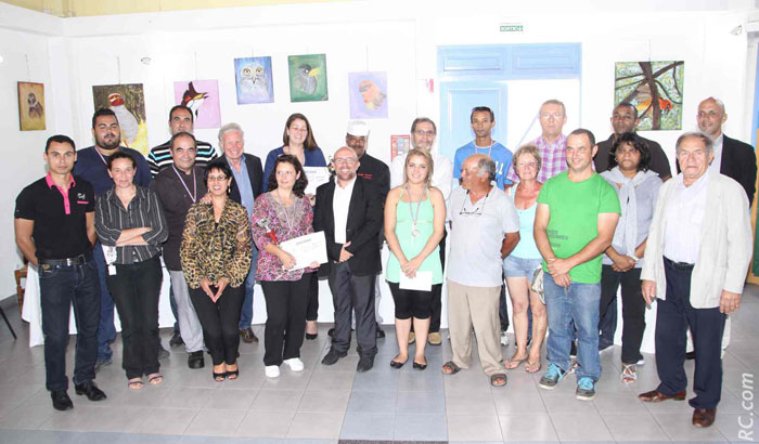 Organisateurs, partenaires, membres du jury et candidats posent pour la photo de famille. En se promettant de remettre le couvert en 2015!
