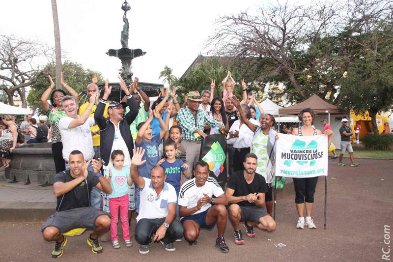 Photo de famille de quelques raiders de Saint-Pierre sur la place de la Mairie, avec les encouragements des amis et des personnalités présentes