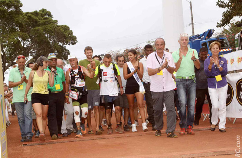 Alex Belon et Erick Bonpan, les deux derniers de la Diagonale des Fous accueillis en héros par François D'Haene, Ingreed Mercredi, Miss Réunion, Robert Chicaud et son staff