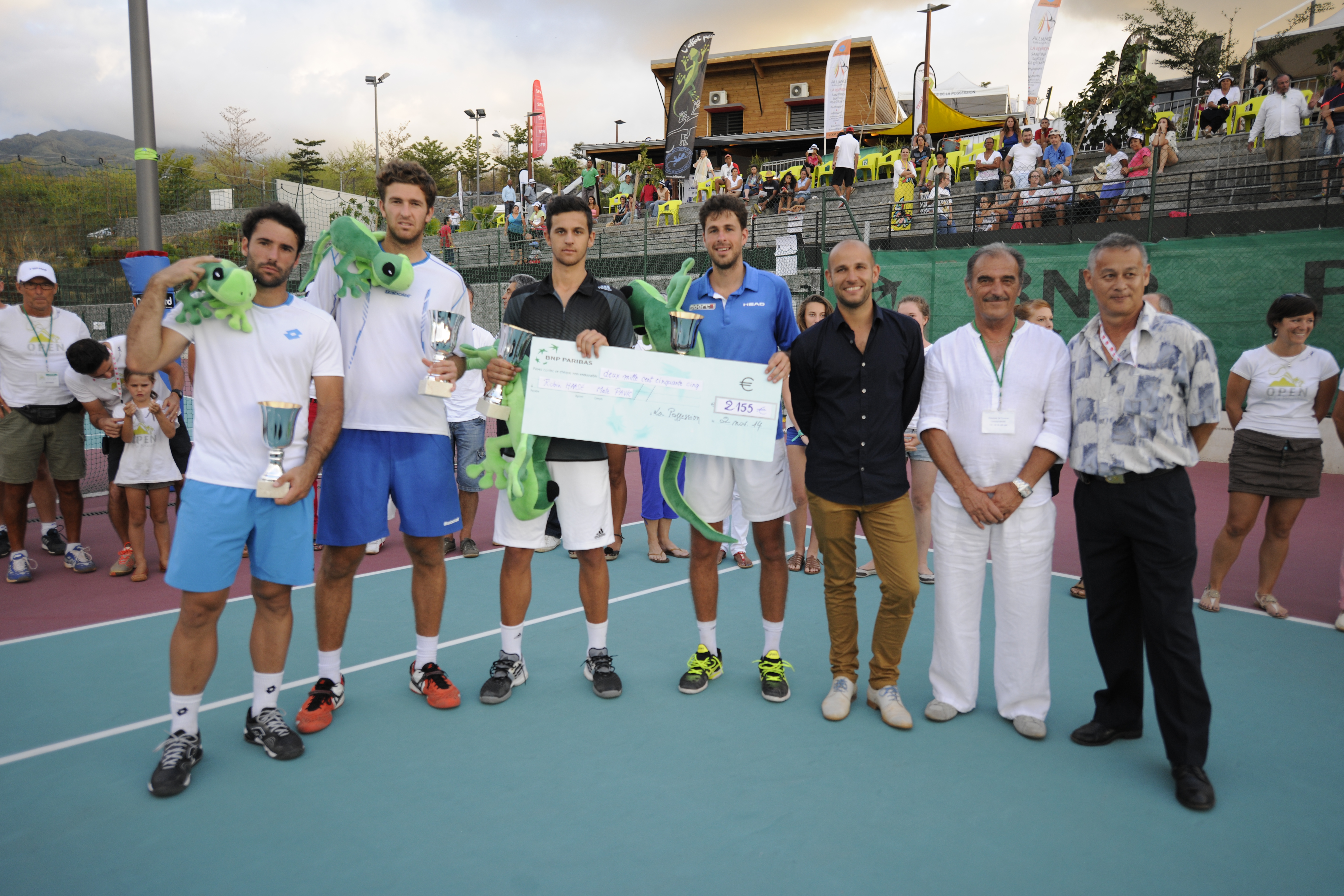 Robin Haase, en bleu, vainqueur du tournoi en simple mais aussi en double face aux Français. il se classe 85ème mondial à l'issue du tournoi