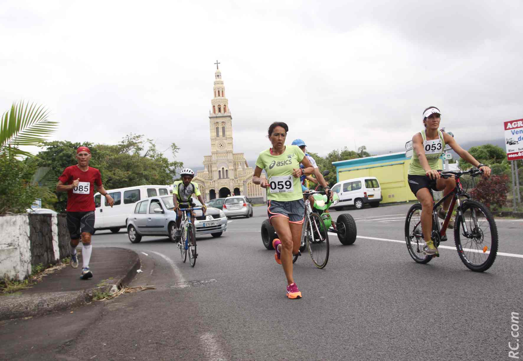 Image de carte postale lors du passage devant l'église de Saint-Benoît