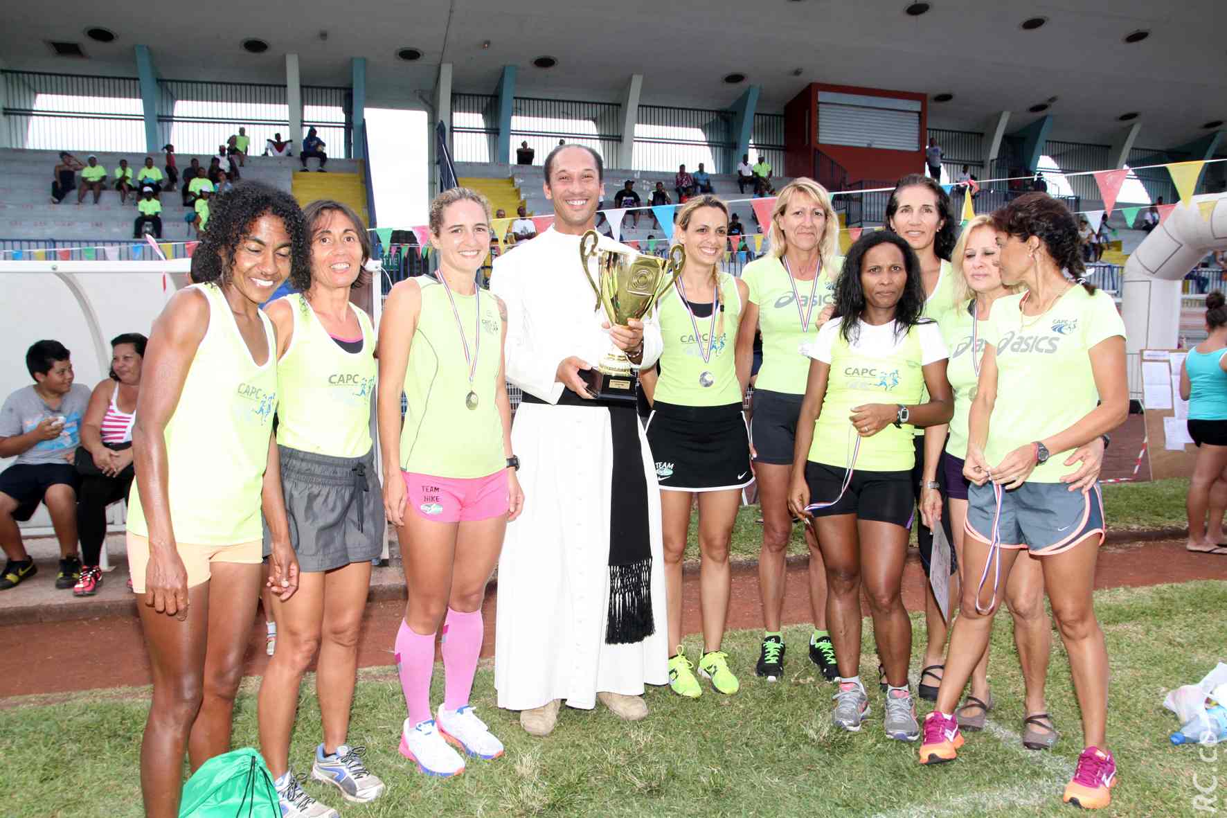 Le père Cochard de Cilaos est venu voir son frère courir et en a profité pour saluer les coureurs. Ici avec les filles du CA Plaine des Cafres
