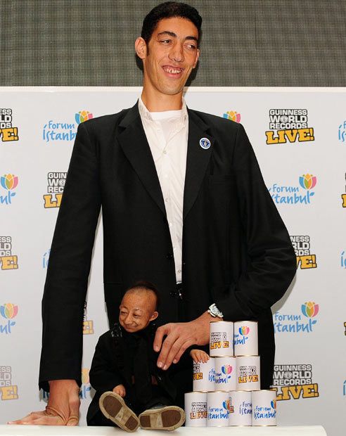2,51m vs 54,6cm: Quand l'homme le plus petit du monde rencontre le plus grand!