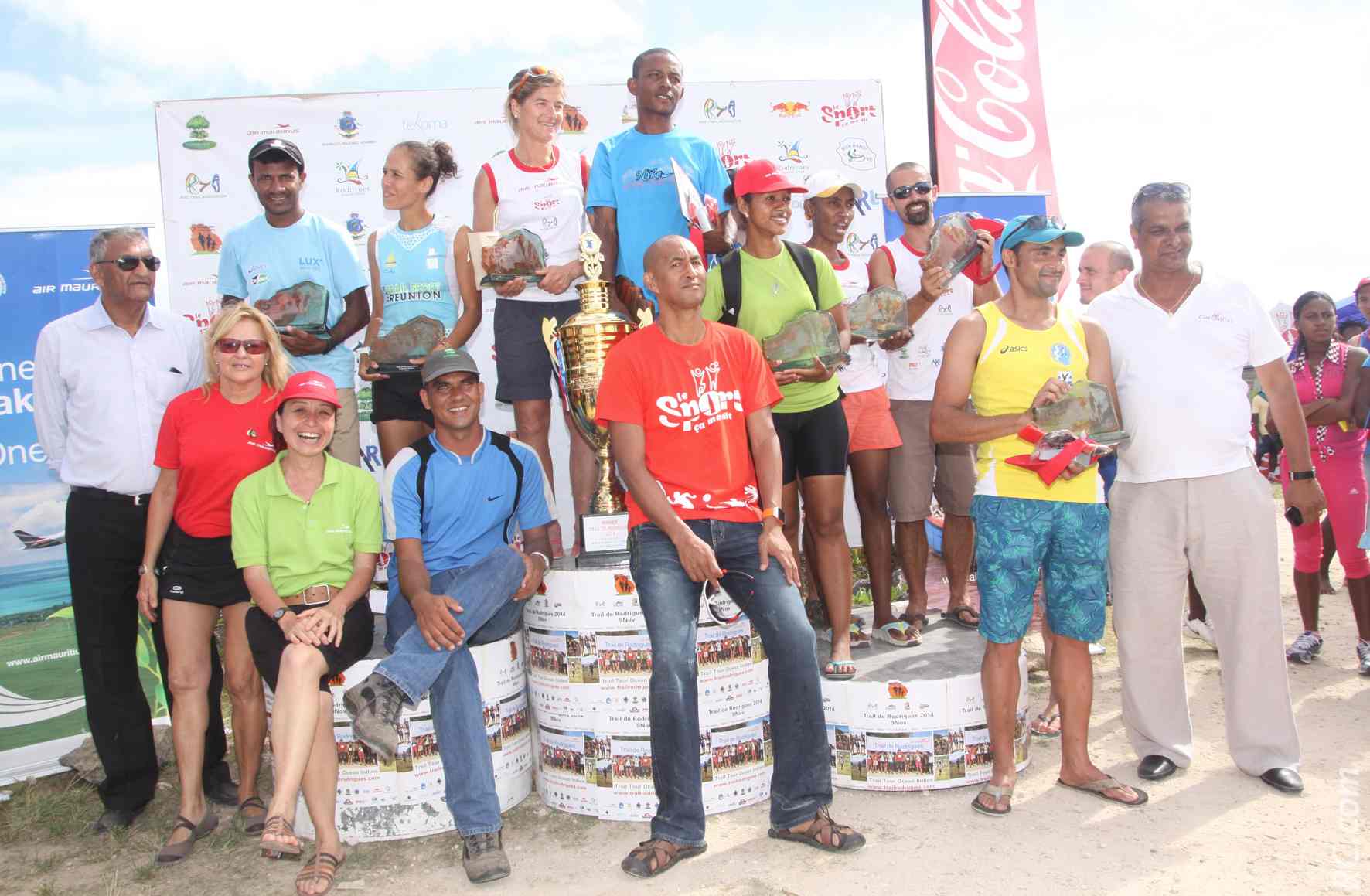 Les meilleurs sont sur le podium, avec les félicitations de Ismaël Valymamode, Commissaire des Sports et de la Santé à Rodrigues, Nathalie Biram, directrice de Air-Mauritius, Arnaud Meunier de Rod Trail Association, Keng Ho Tu Nam de Phoenix Beverages, et Ajay Seewoochurn, directeur du Cotton Bay