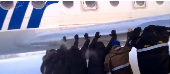 Leur avion gelé: ils le poussent!